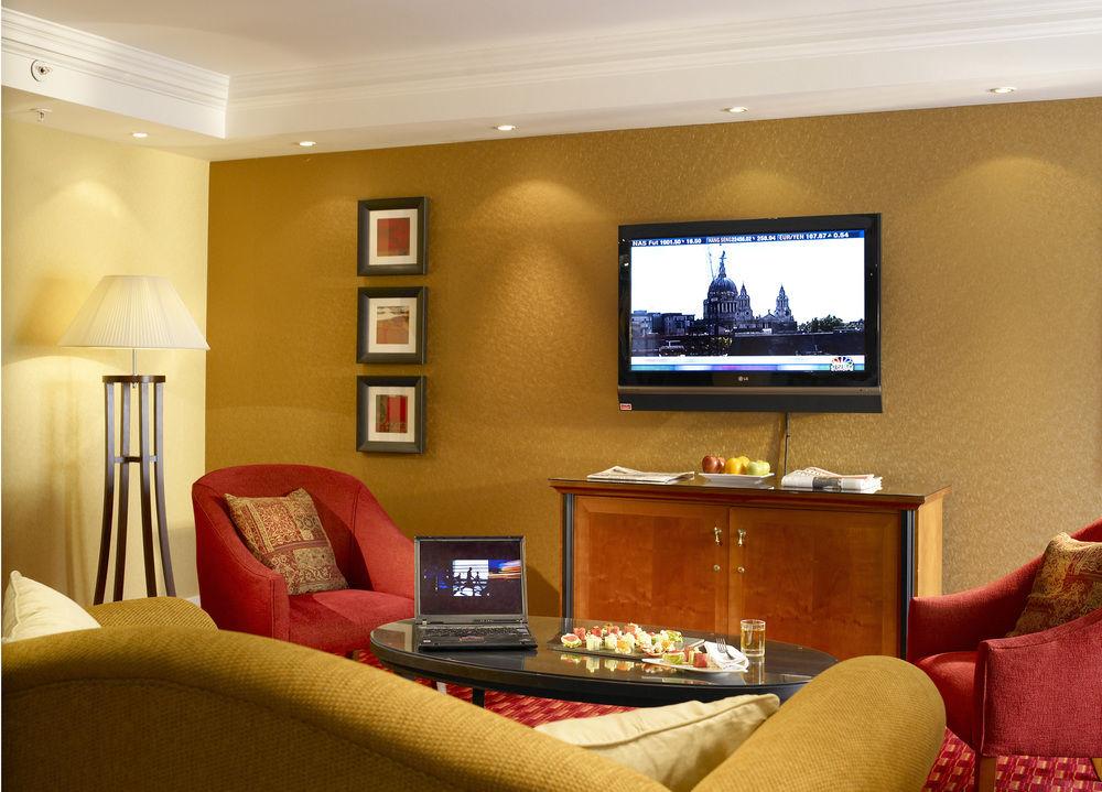 Delta Hotels By Marriott Heathrow Уиндзор Екстериор снимка