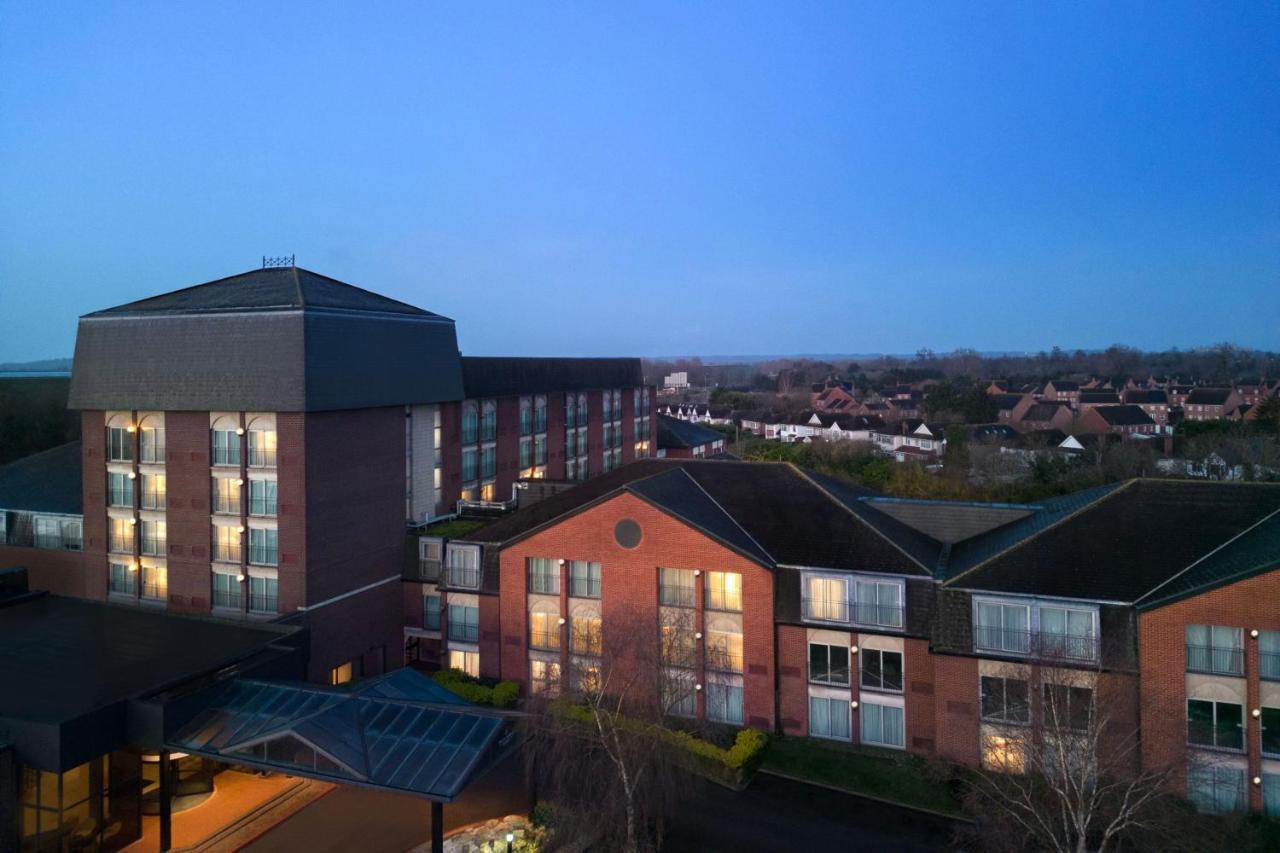 Delta Hotels By Marriott Heathrow Уиндзор Екстериор снимка
