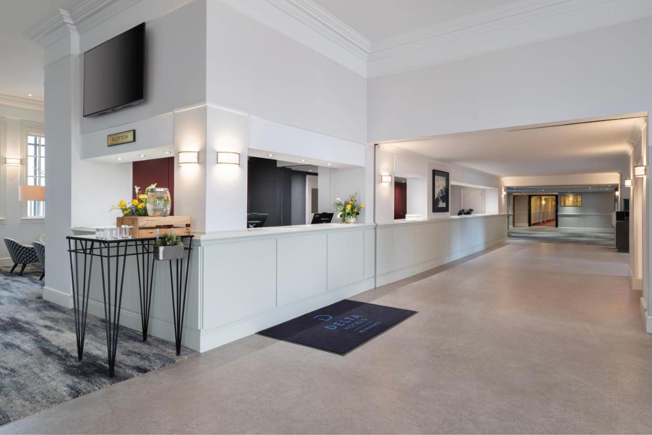 Delta Hotels By Marriott Heathrow Уиндзор Екстериор снимка