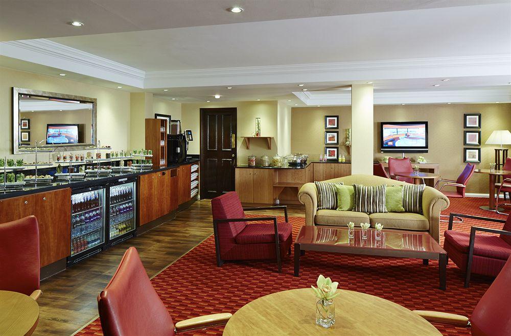 Delta Hotels By Marriott Heathrow Уиндзор Екстериор снимка