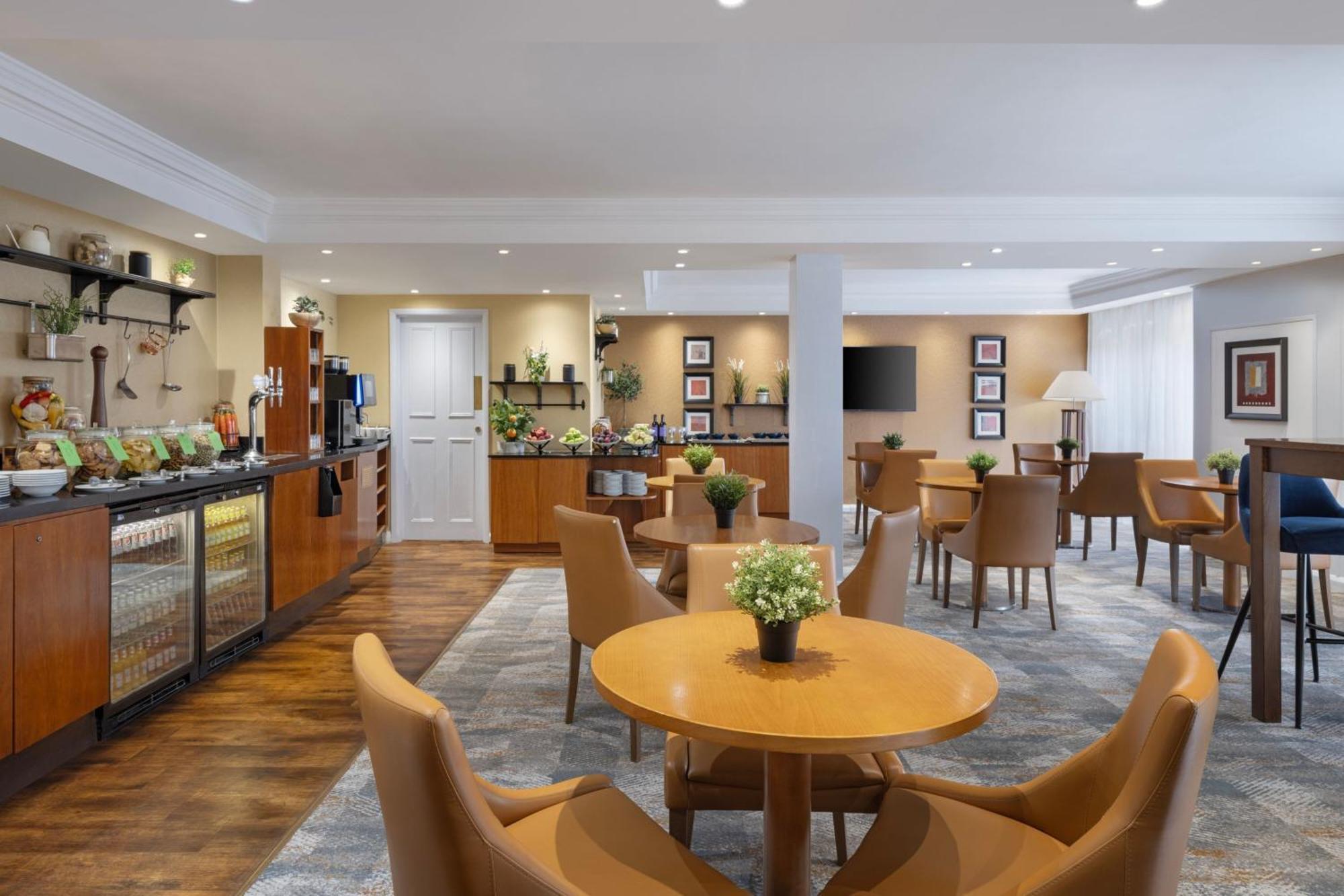 Delta Hotels By Marriott Heathrow Уиндзор Екстериор снимка