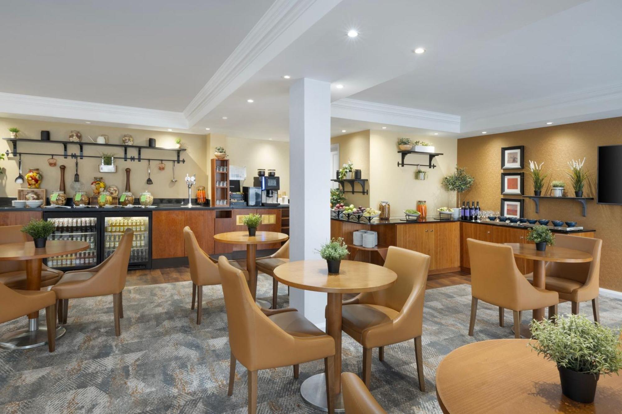 Delta Hotels By Marriott Heathrow Уиндзор Екстериор снимка
