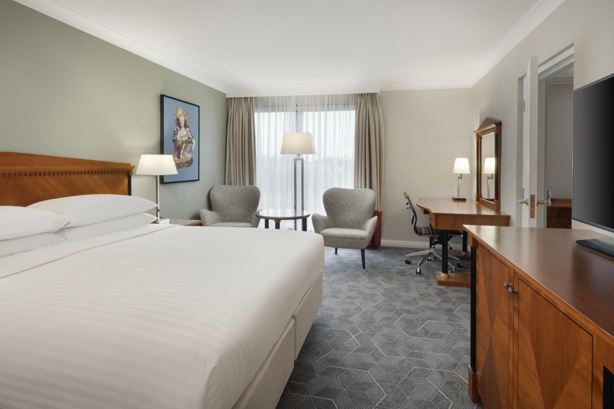 Delta Hotels By Marriott Heathrow Уиндзор Екстериор снимка