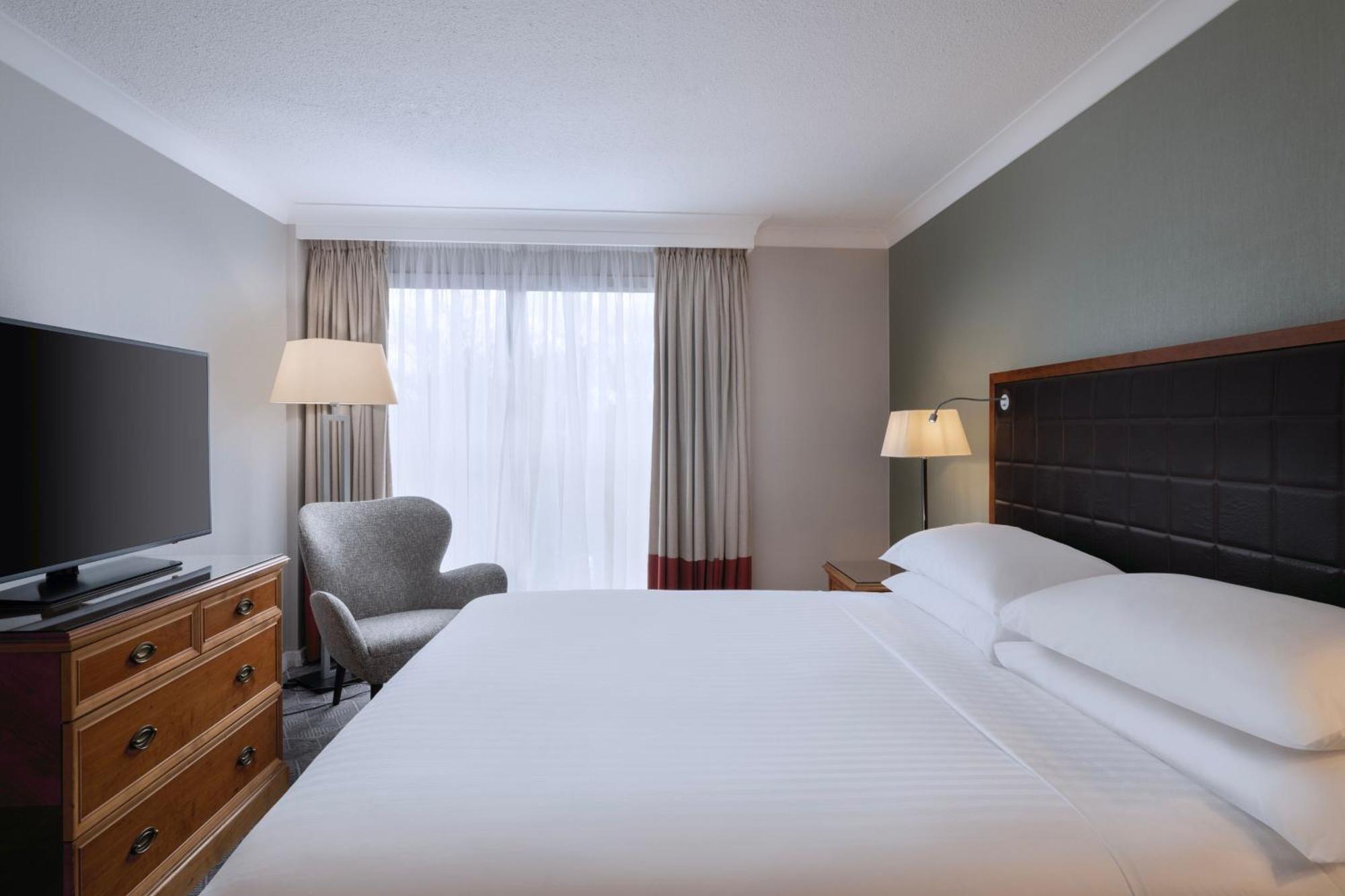 Delta Hotels By Marriott Heathrow Уиндзор Екстериор снимка