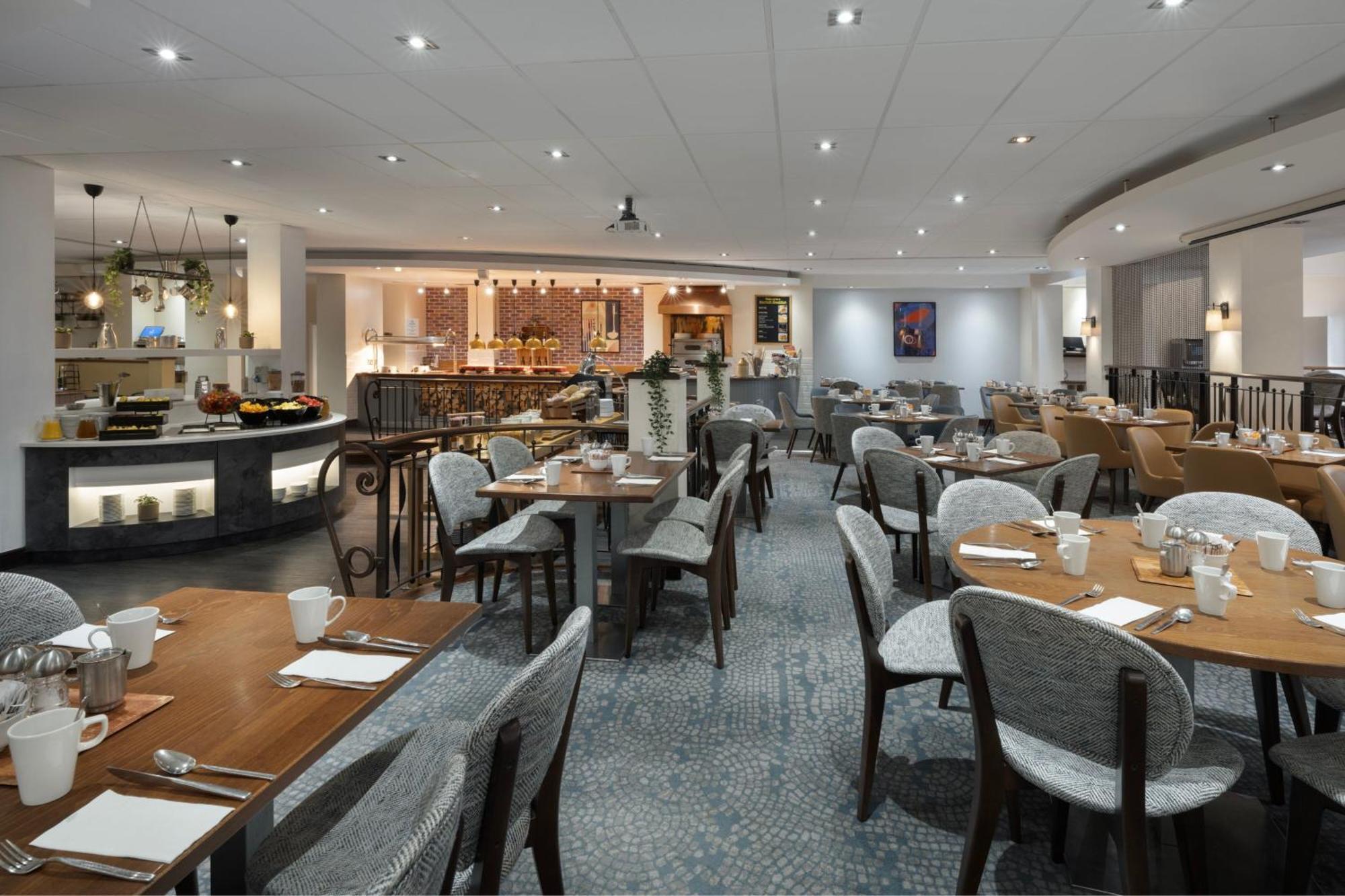 Delta Hotels By Marriott Heathrow Уиндзор Екстериор снимка