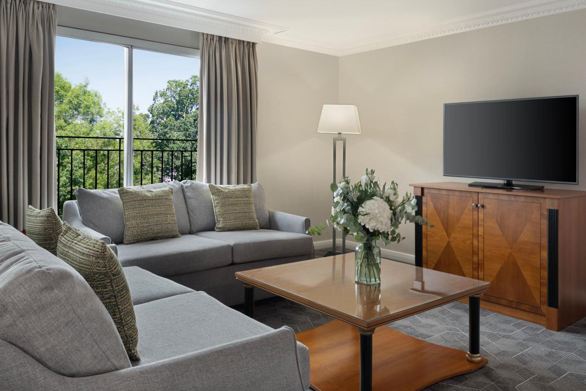Delta Hotels By Marriott Heathrow Уиндзор Екстериор снимка