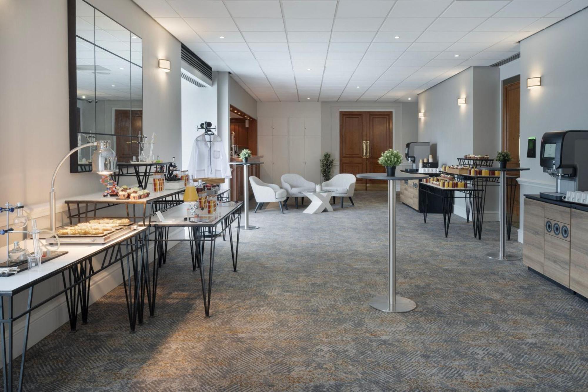Delta Hotels By Marriott Heathrow Уиндзор Екстериор снимка