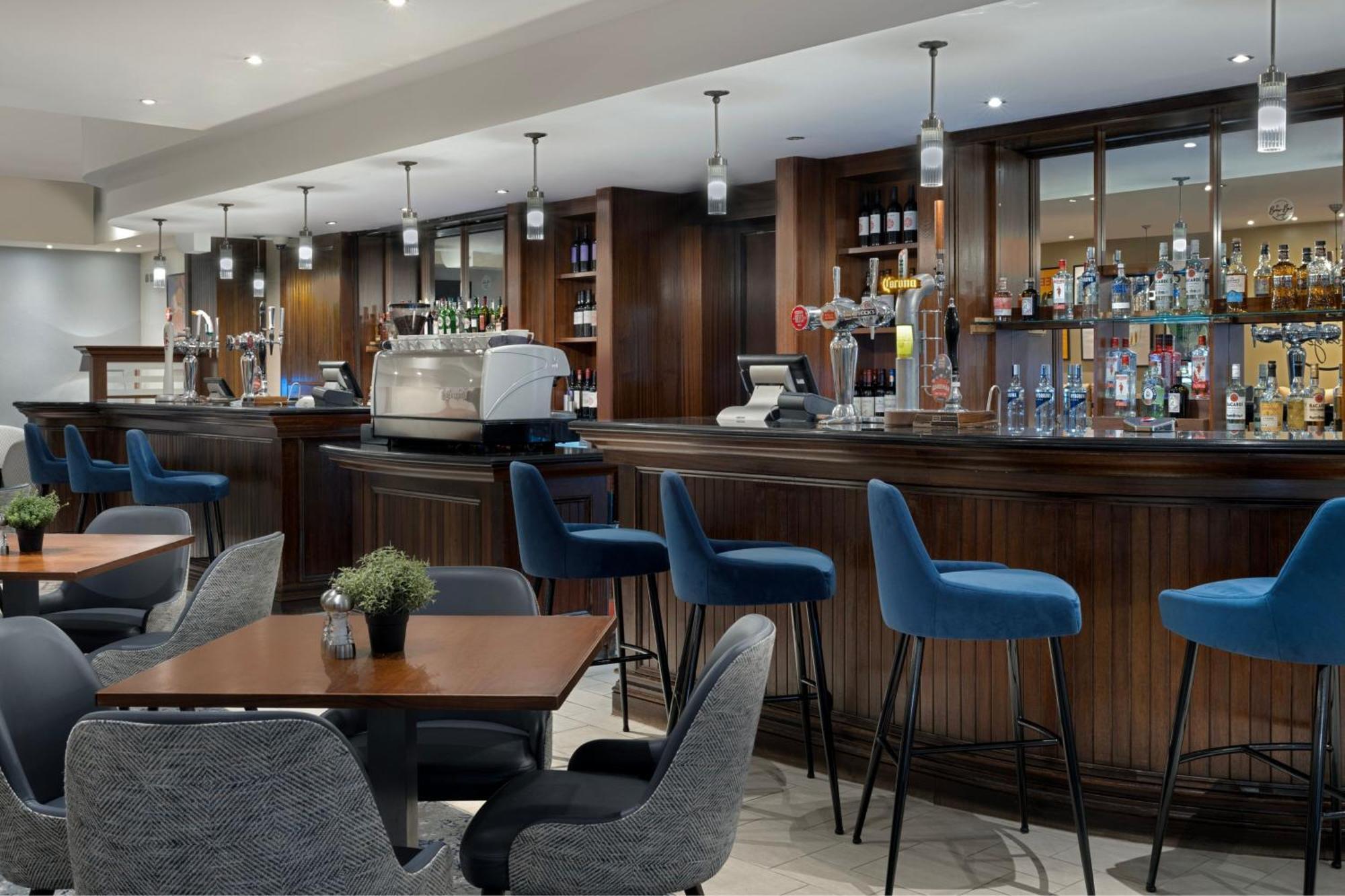 Delta Hotels By Marriott Heathrow Уиндзор Екстериор снимка