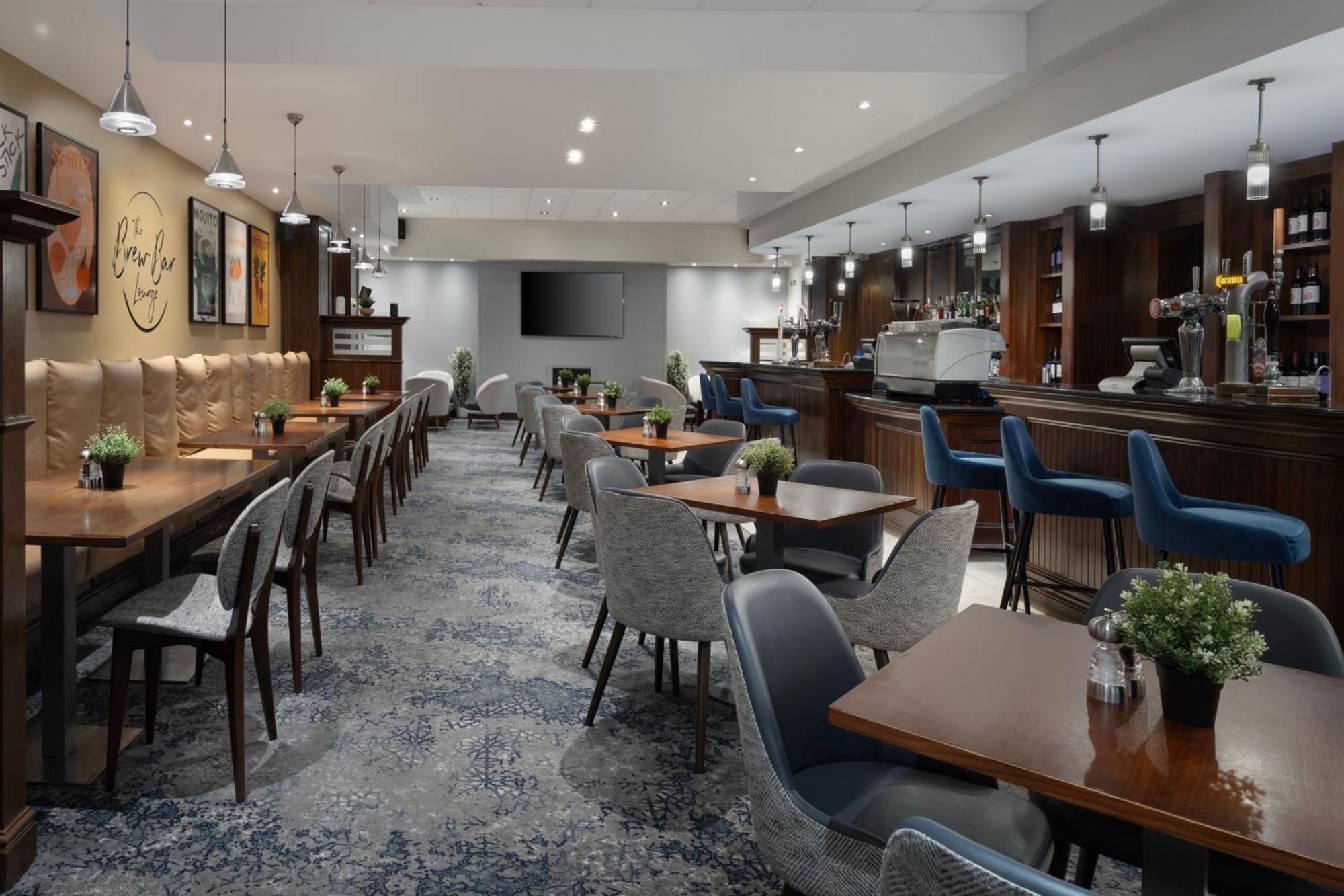 Delta Hotels By Marriott Heathrow Уиндзор Екстериор снимка