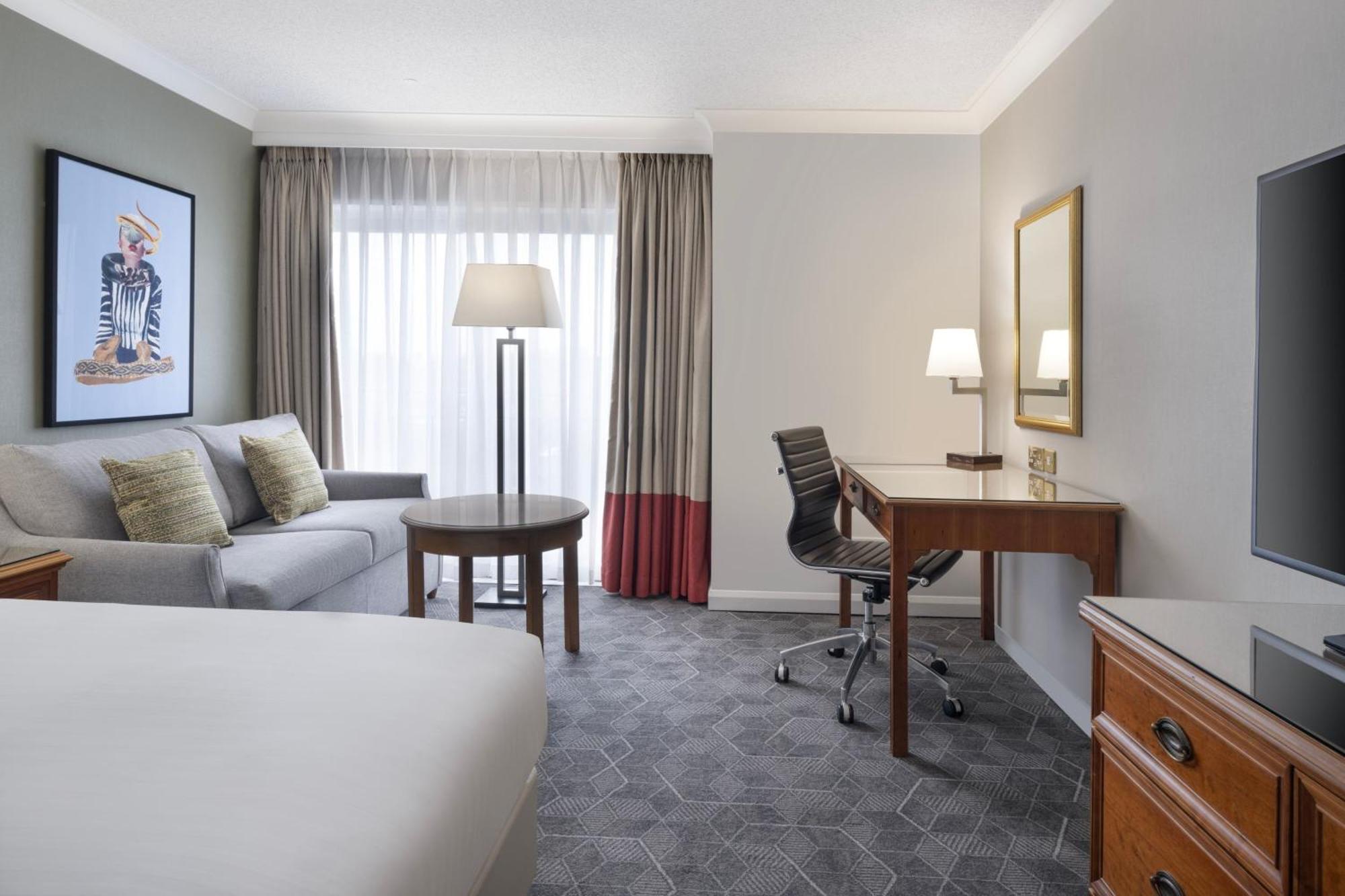 Delta Hotels By Marriott Heathrow Уиндзор Екстериор снимка