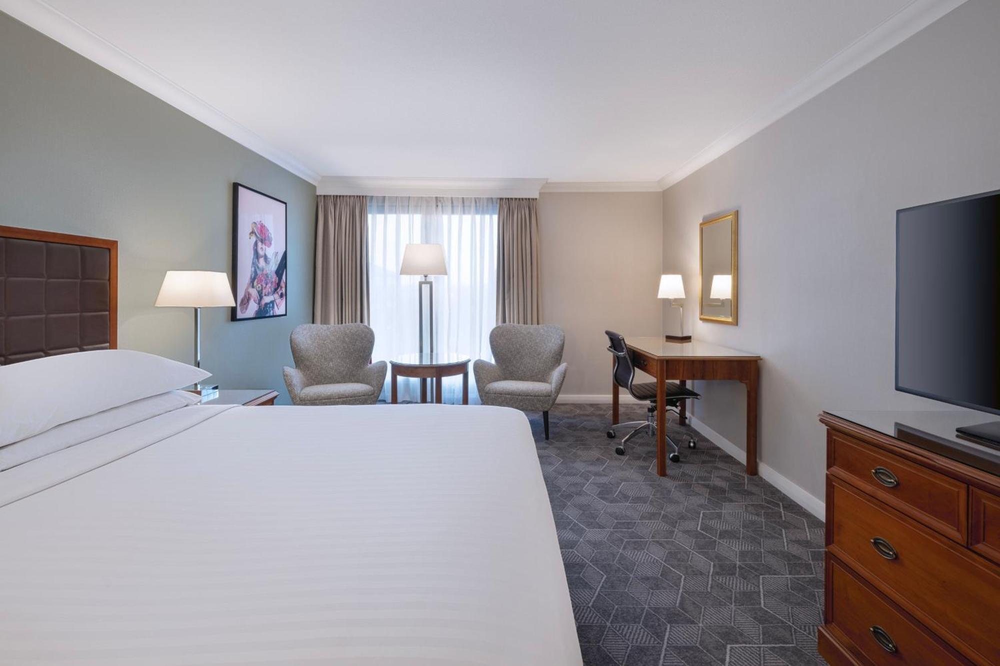 Delta Hotels By Marriott Heathrow Уиндзор Екстериор снимка