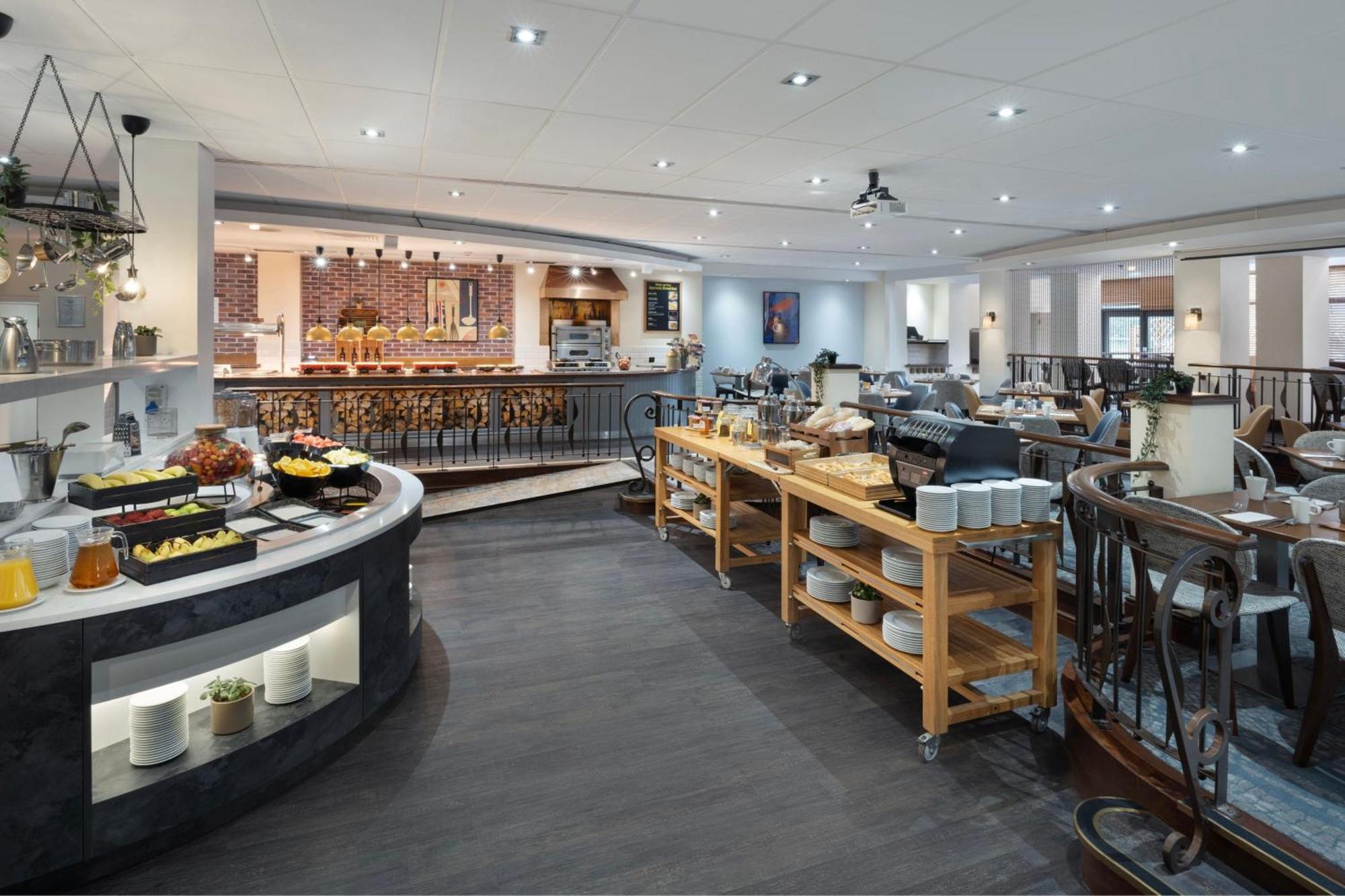 Delta Hotels By Marriott Heathrow Уиндзор Екстериор снимка
