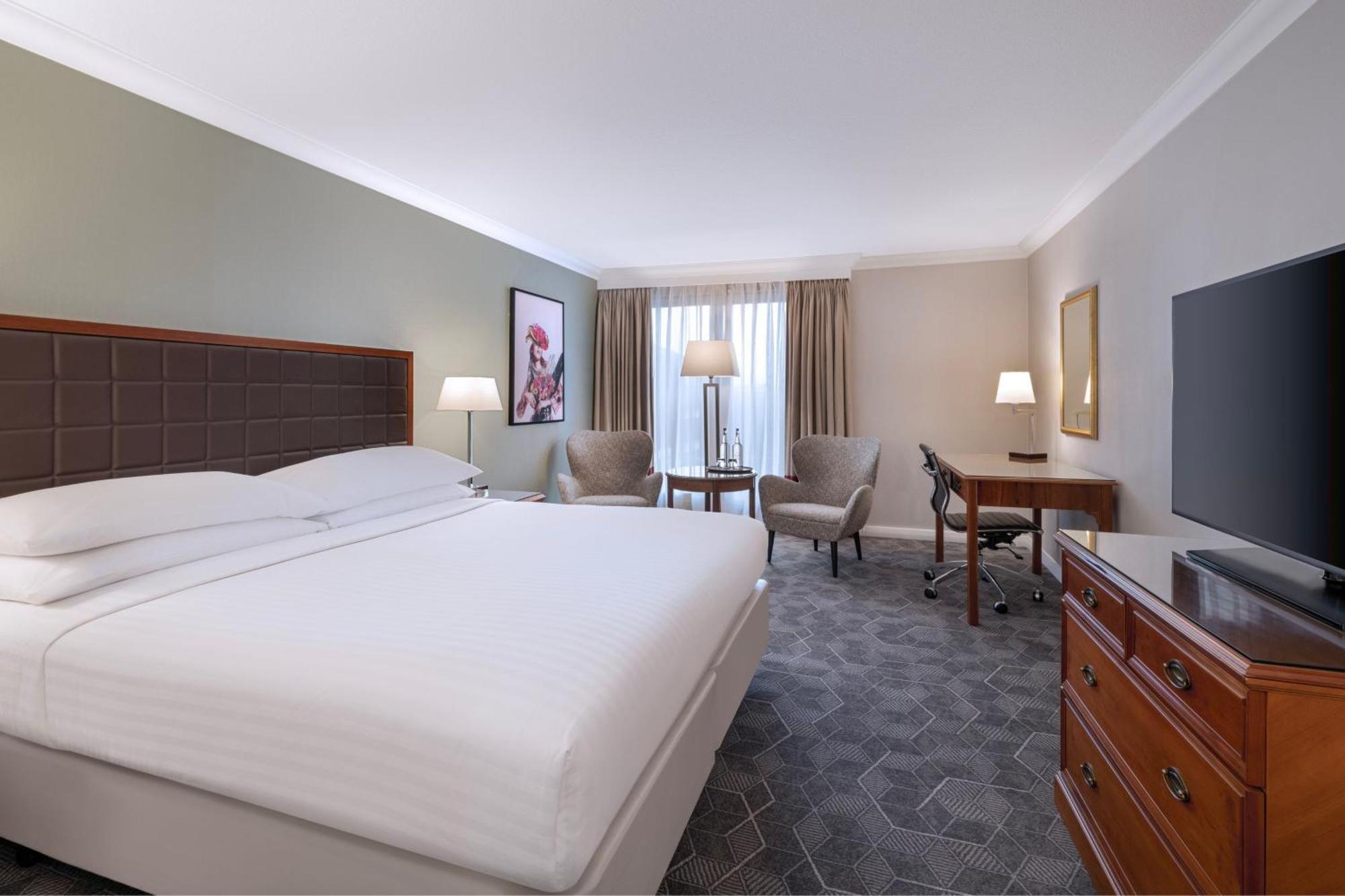 Delta Hotels By Marriott Heathrow Уиндзор Екстериор снимка