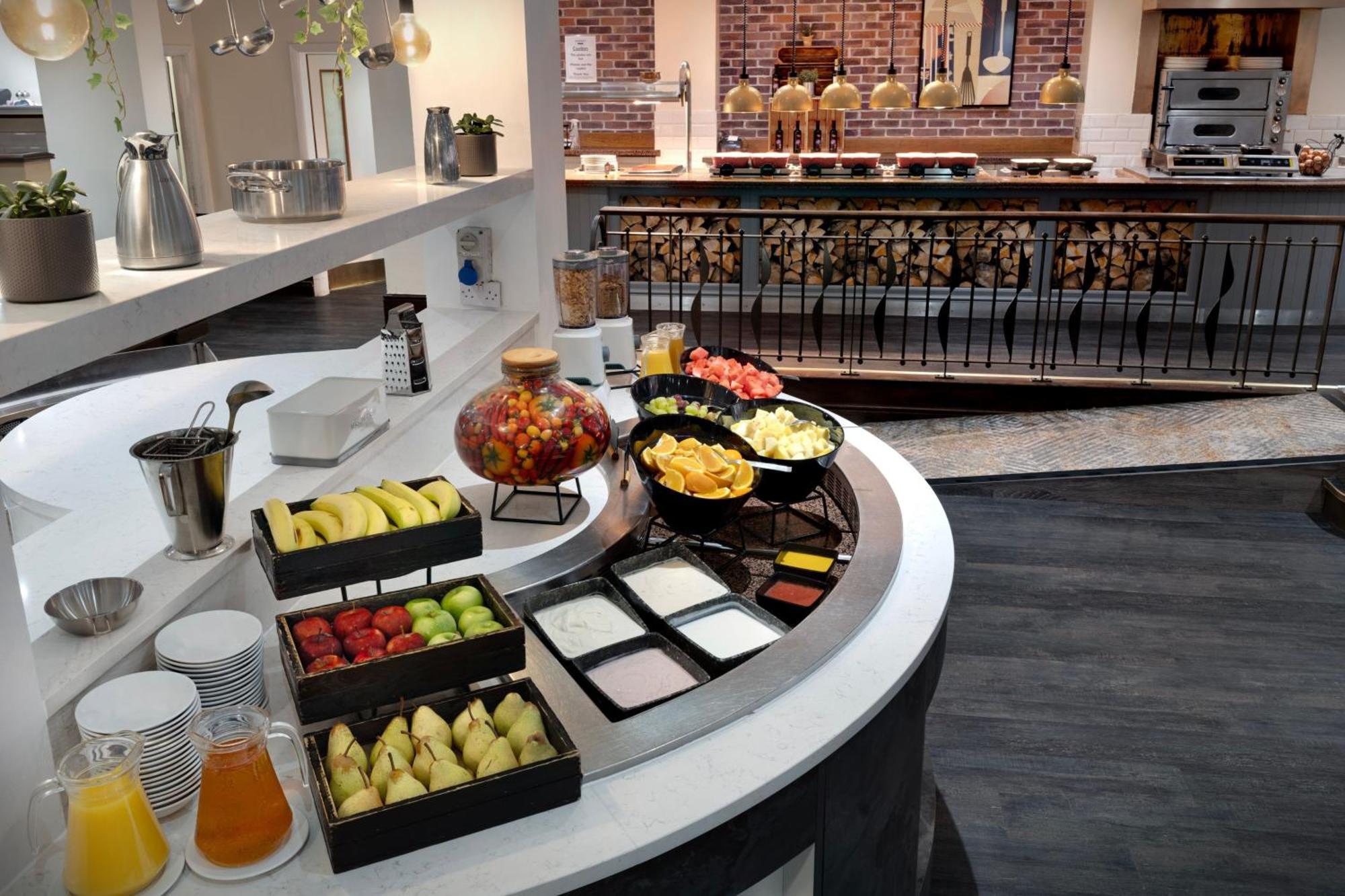Delta Hotels By Marriott Heathrow Уиндзор Екстериор снимка