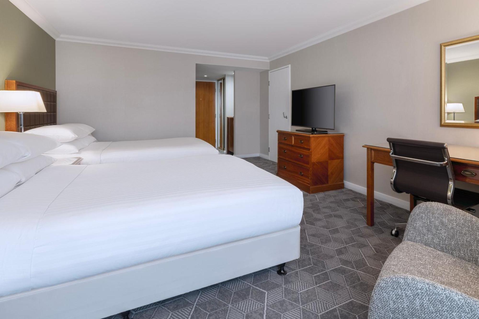 Delta Hotels By Marriott Heathrow Уиндзор Екстериор снимка