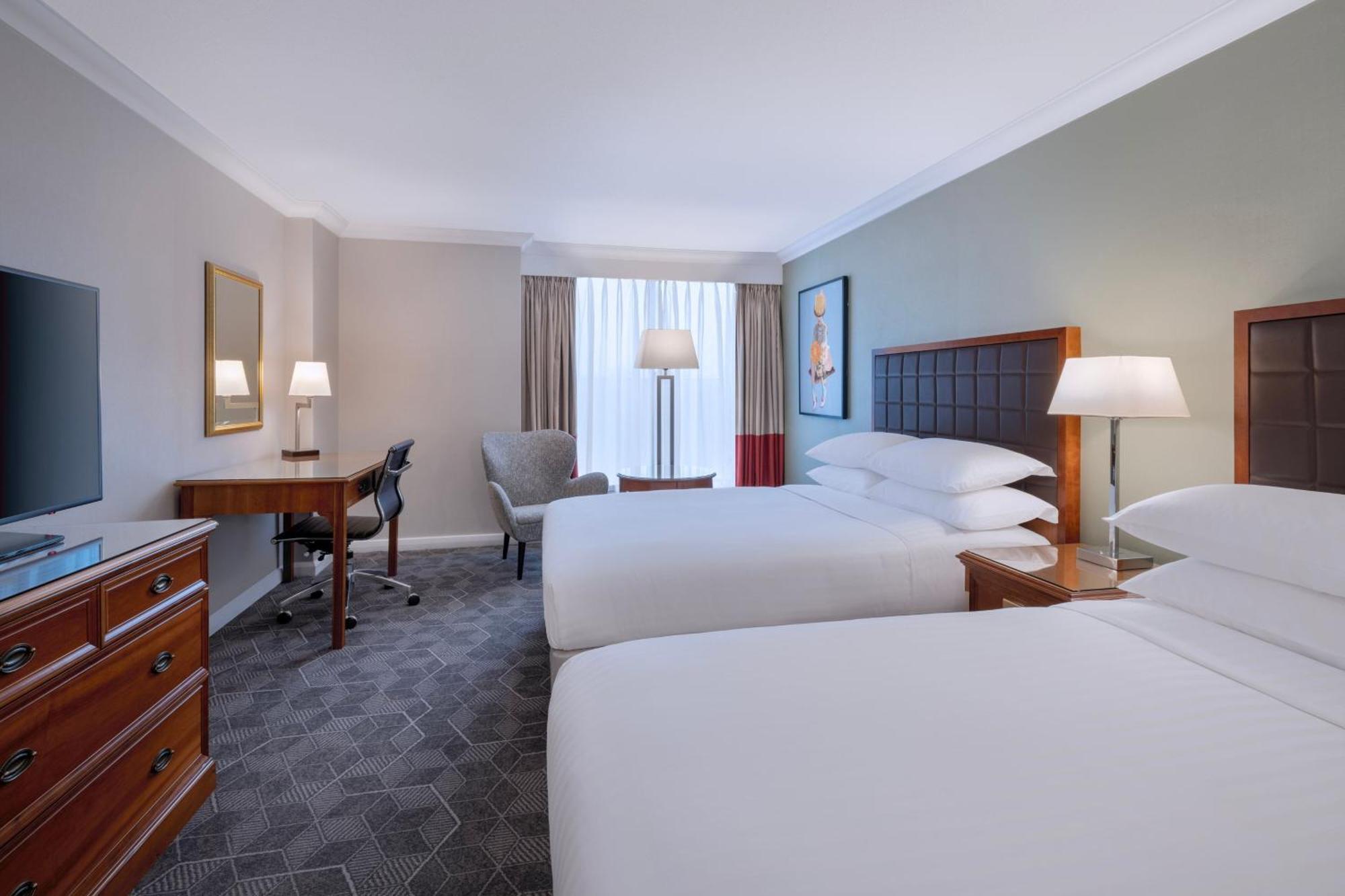 Delta Hotels By Marriott Heathrow Уиндзор Екстериор снимка
