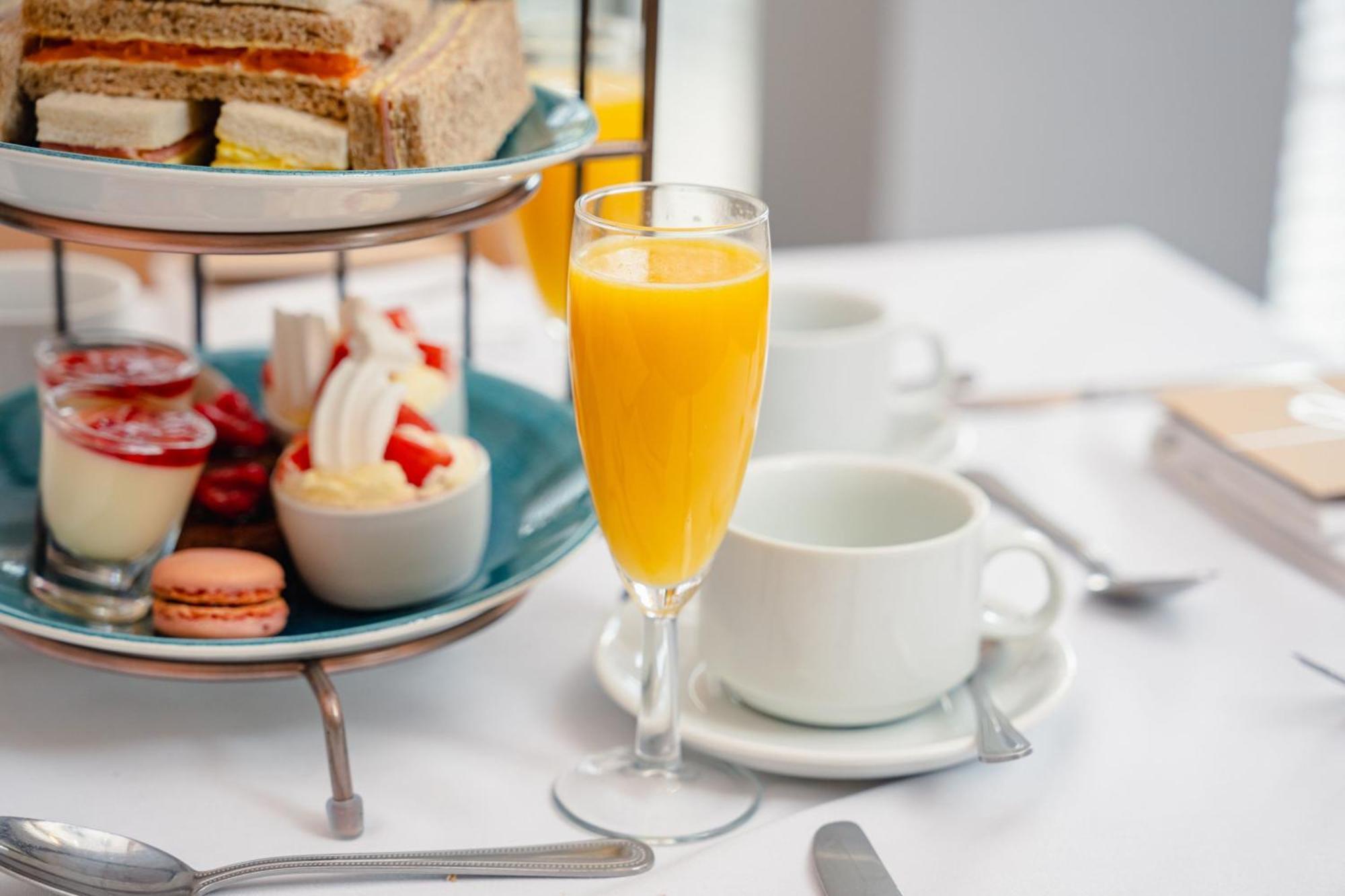 Delta Hotels By Marriott Heathrow Уиндзор Екстериор снимка