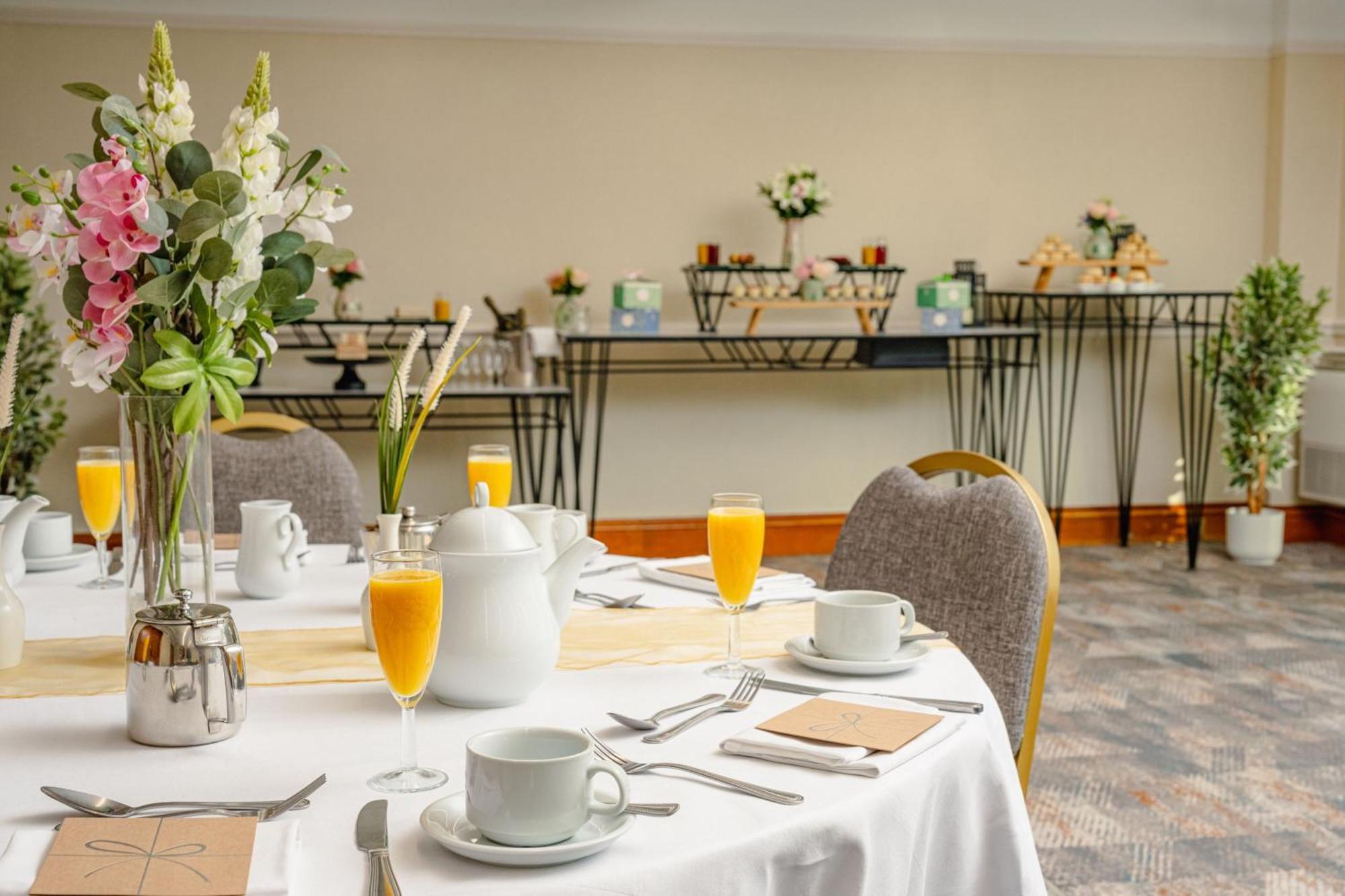 Delta Hotels By Marriott Heathrow Уиндзор Екстериор снимка