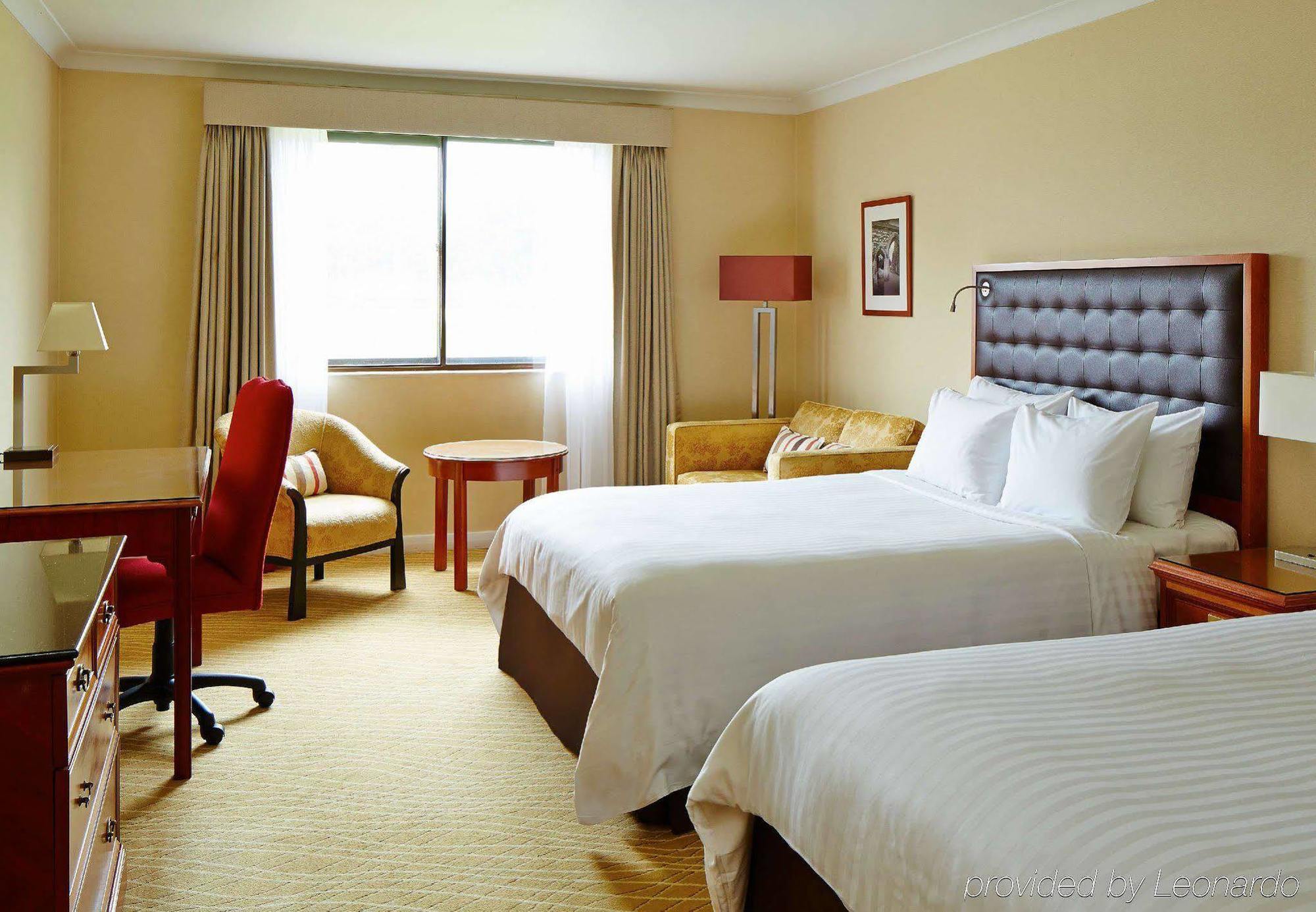 Delta Hotels By Marriott Heathrow Уиндзор Екстериор снимка